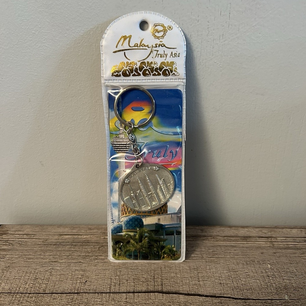 🌲Malaysia Metal Souvenir Keychain New - Picture 2 of 2
